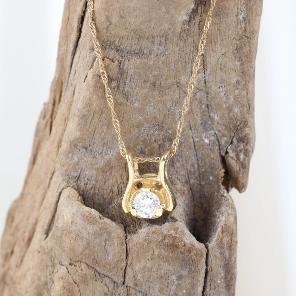 Cadena con colgante diamante