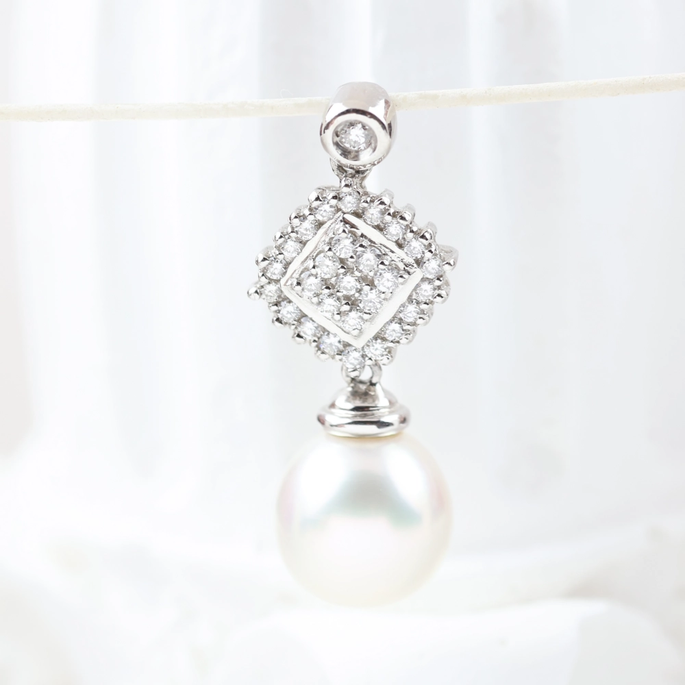 Colgante con perla australiana y diamantes en oro blanco 18K