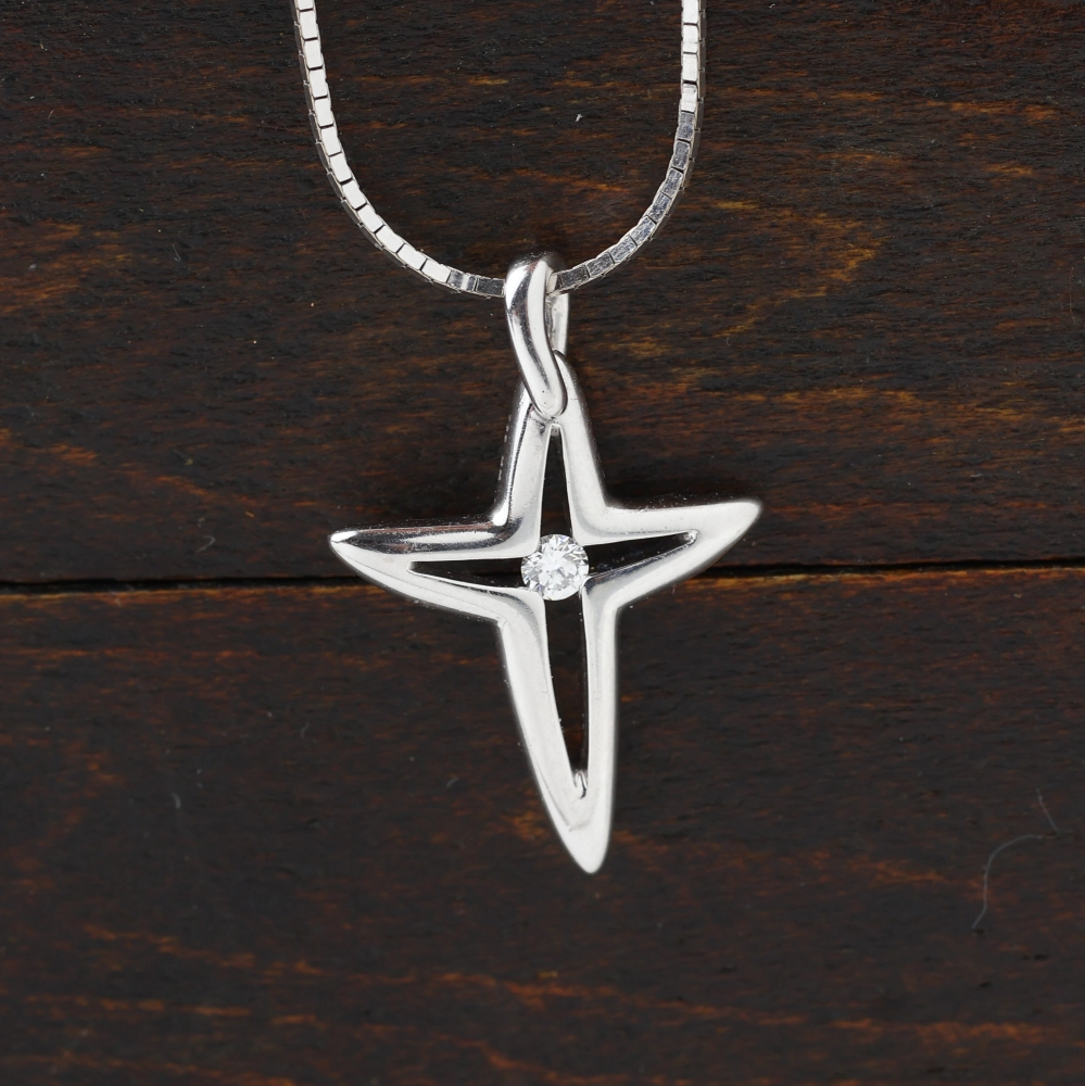 Colgante cruz con brillante