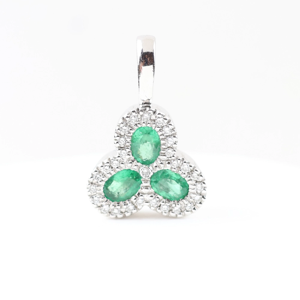 Colgante trébol con esmeraldas y diamantes en oro blanco 18K