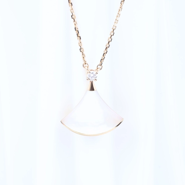 Collar Bvlgari Divas’ Dream en oro rosa 18K con nácar y diamante