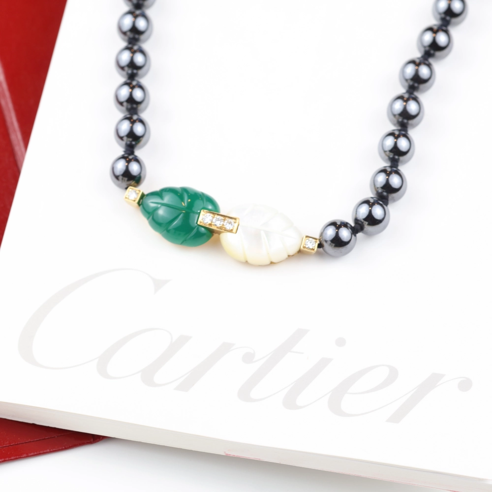 Collar Cartier Patiala en oro 18K con hematitas, calcedonia, madreperla y diamantes