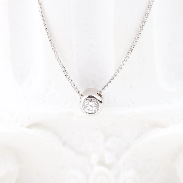 Collar con diamante en bisel de oro blanco 18K