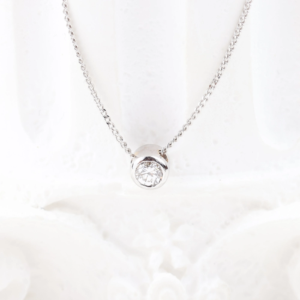 Collar con diamante en bisel de oro blanco 18K