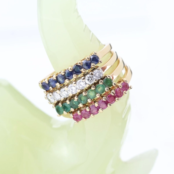 Conjunto de 4 anillos de diamantes, rubíes, esmeraldas y zafiros en oro amarillo de 18K