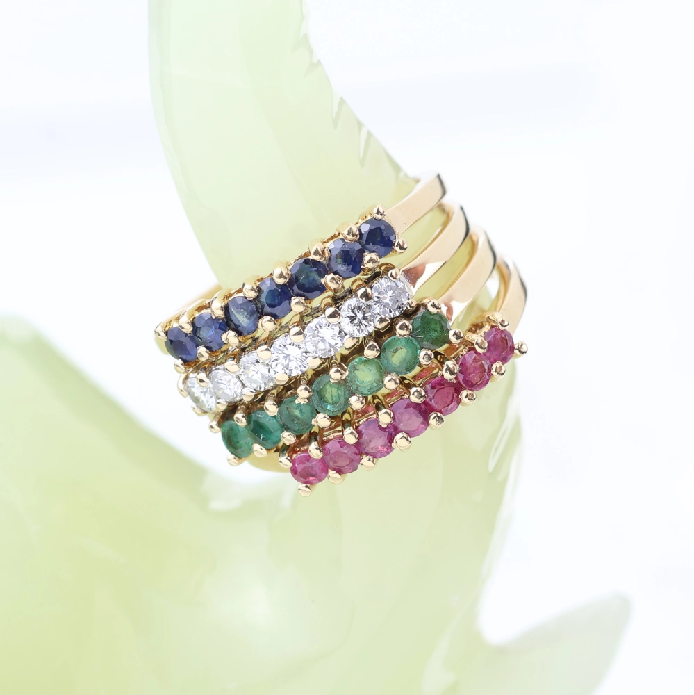 Conjunto de 4 anillos de diamantes, rubíes, esmeraldas y zafiros en oro amarillo de 18K