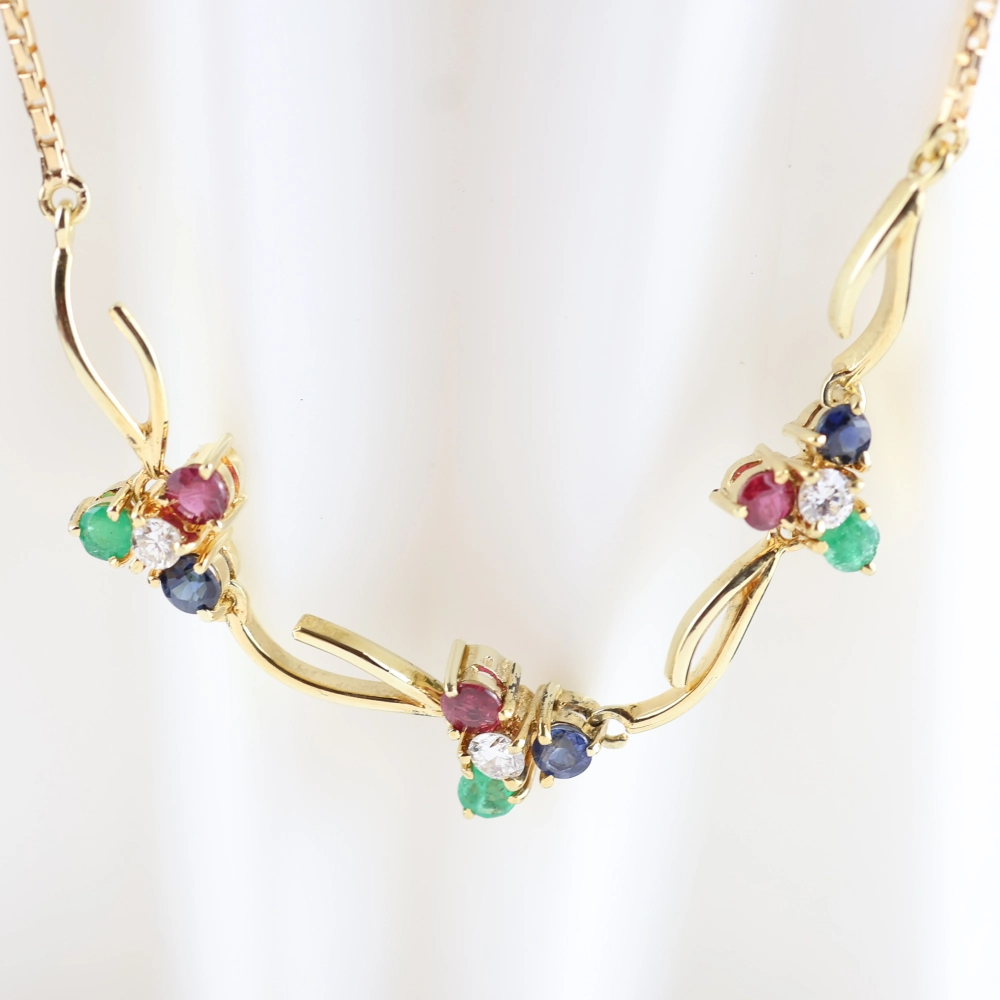 Gargantilla con diamantes, esmeraldas, zafiros y rubíes
