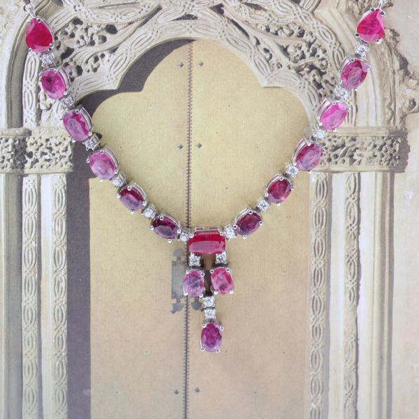 Gargantilla de alta joyería con rubíes y diamantes en oro blanco 