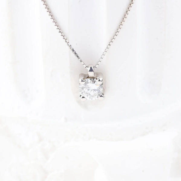Gargantilla de diamante solitario clásico en oro blanco 18K