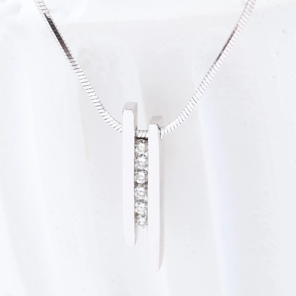 Gargantilla de diamantes en oro blanco 18K