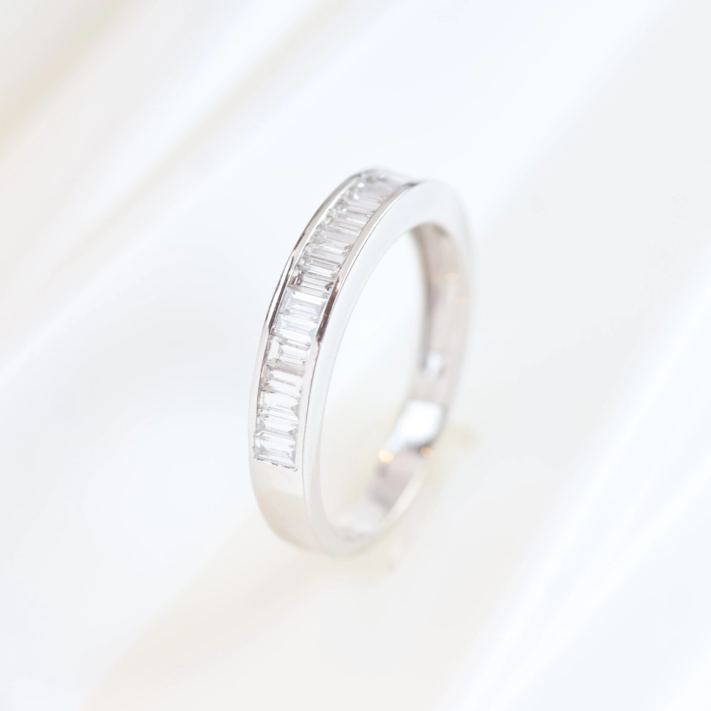 Media alianza de diamantes baguette en oro blanco 18K