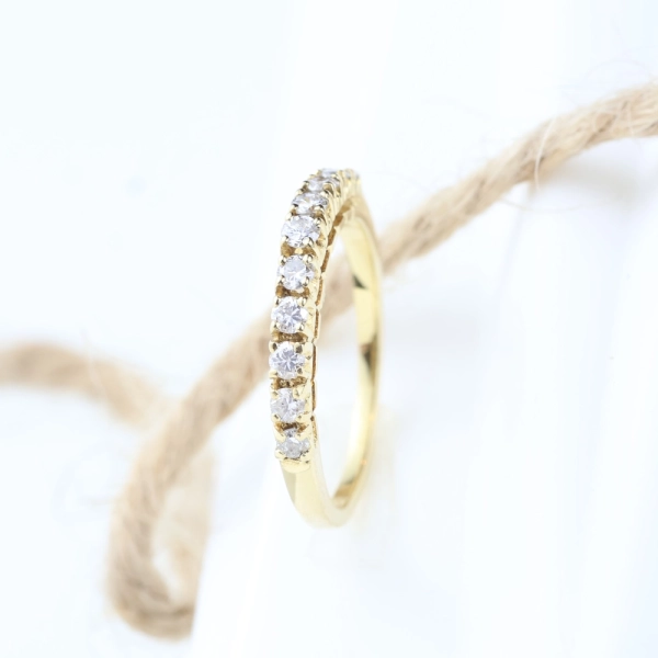 Media alianza de diamantes en carril en oro amarillo 18K