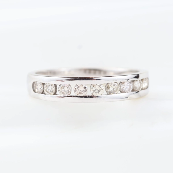 Media alianza de diamantes en carril en oro blanco 18K