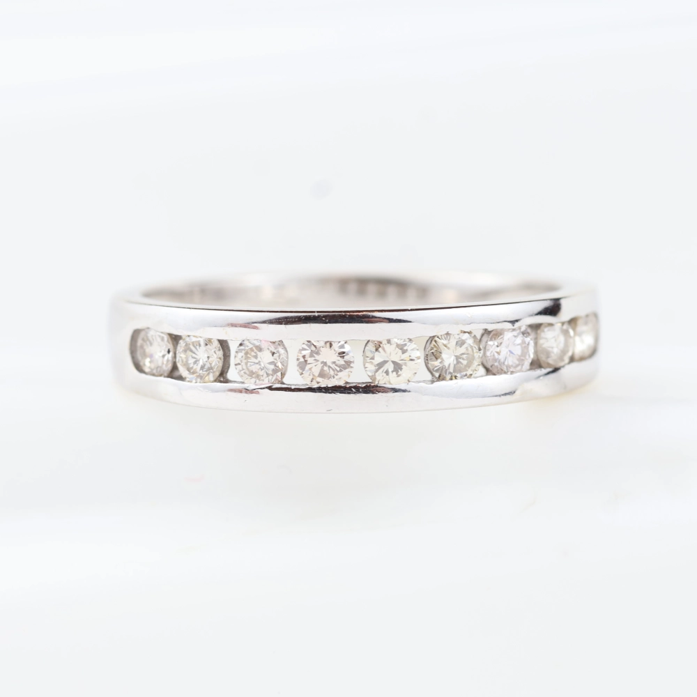 Media alianza de diamantes en carril en oro blanco 18K