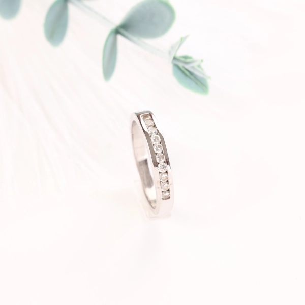 Media alianza de diamantes en oro blanco 18K