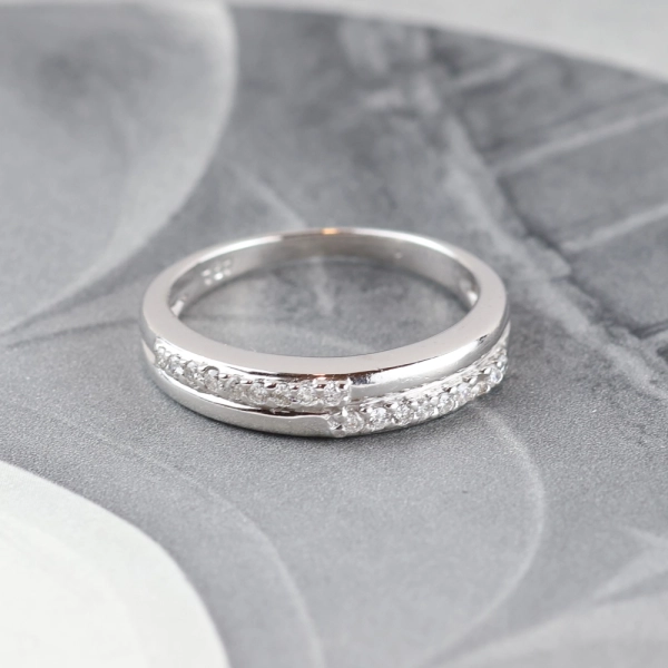 Media alianza de diamantes en oro blanco 18K