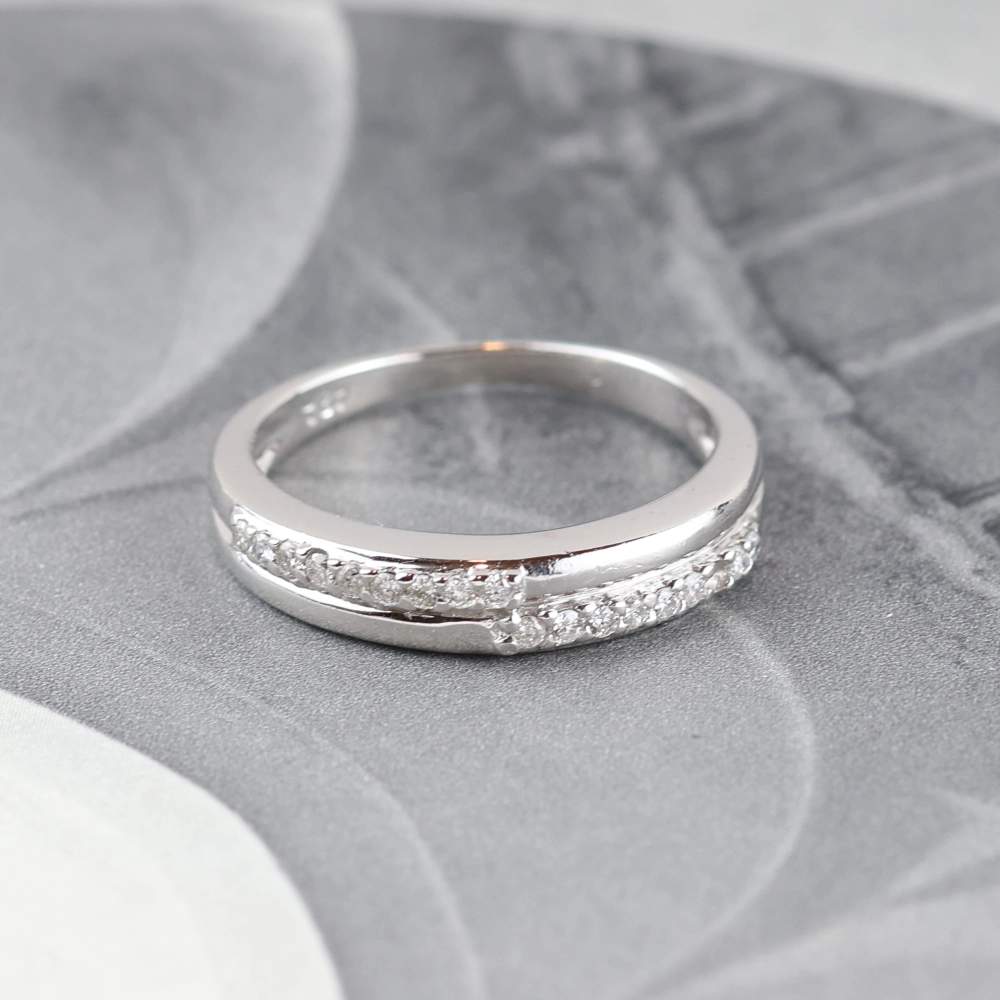 Media alianza de diamantes en oro blanco 18K