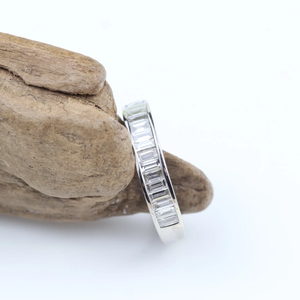 Media alianza de diamantes talla baguette en oro blanco de 18K – 0,64 ct