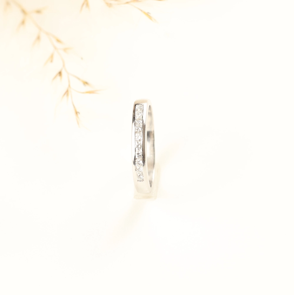 Media alianza de diamantes talla brillante en oro blanco 18K – 0,15 ct
