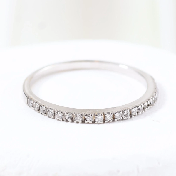 Media alianza de oro blanco 18K con diamantes 0,21 cts