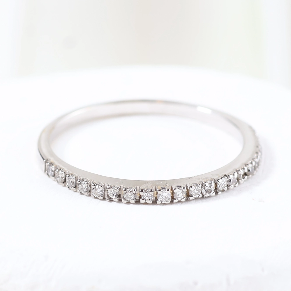 Media alianza de oro blanco 18K con diamantes 0,21 cts