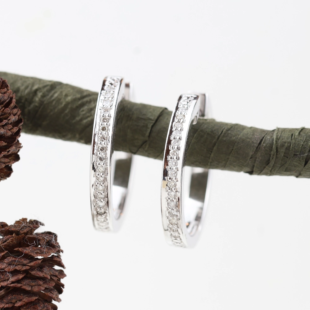 Pendientes de aro con diamantes en oro blanco 18K