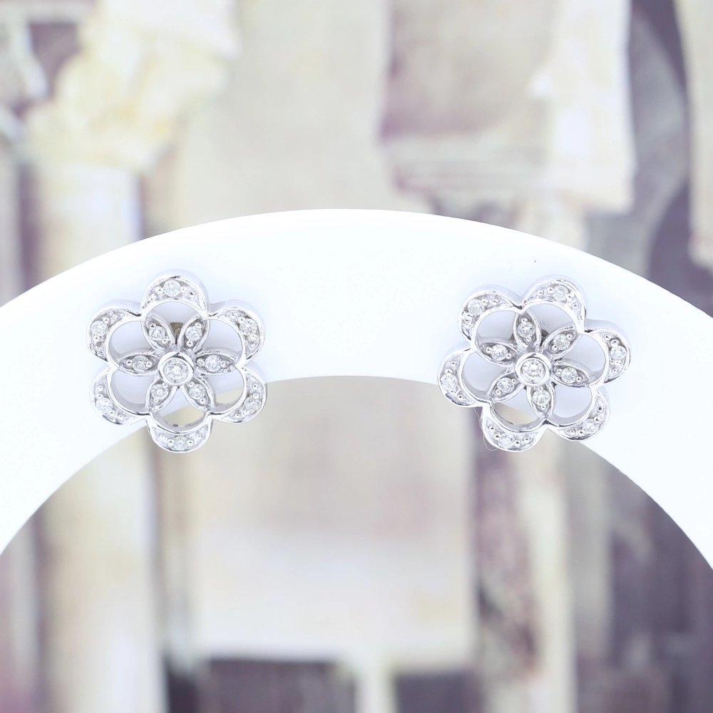 Pendientes de flor con diamantes en oro blanco 18K – 0,12 ct