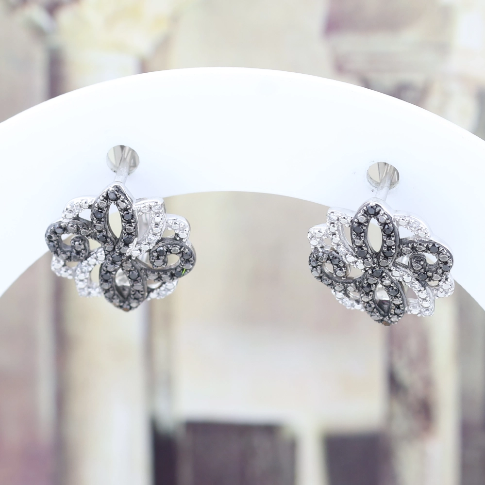 Pendientes florales de diamantes blancos y negros en oro blanco 18K – 0,46 ct
