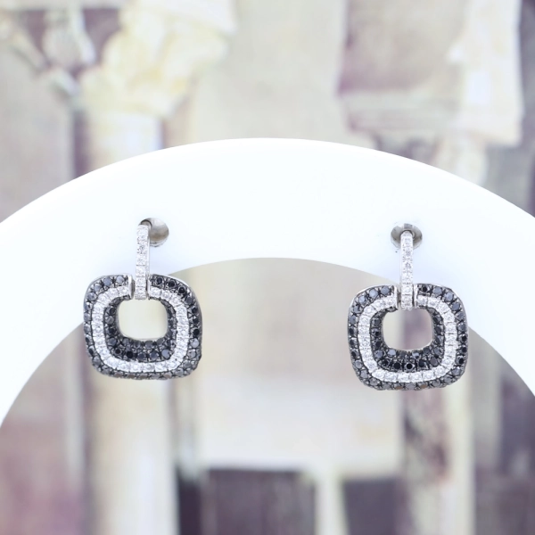 Pendientes geométricos de diamantes blancos y negros oro blanco 18K – 0,90 ct