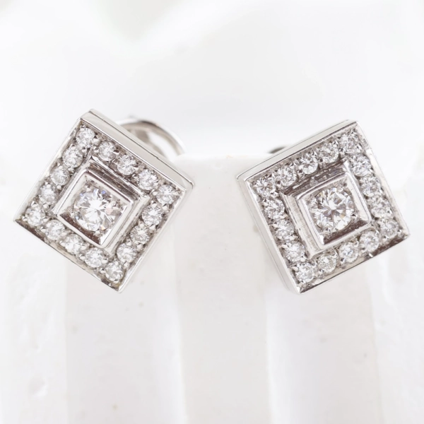Pendientes geométricos de oro blanco con diamantes