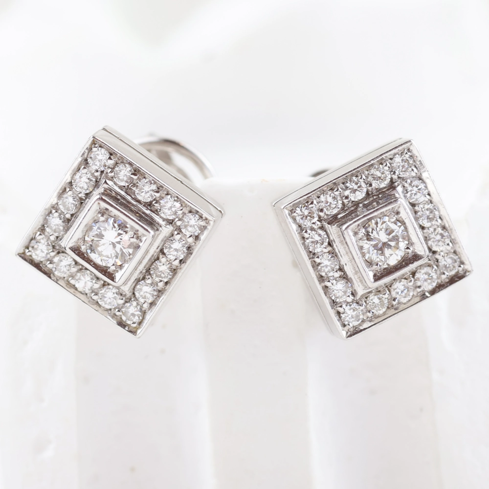 Pendientes geométricos de oro blanco con diamantes