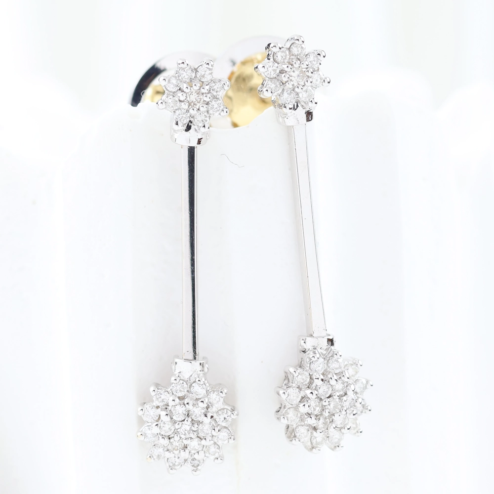 Pendientes largos de diamantes en oro blanco 18K