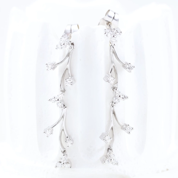 Pendientes largos de oro blanco 18K con diamantes en diseño floral