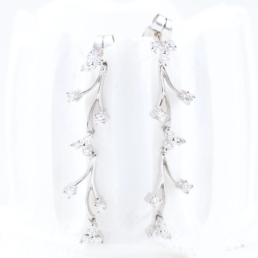 Pendientes largos de oro blanco 18K con diamantes en diseño floral