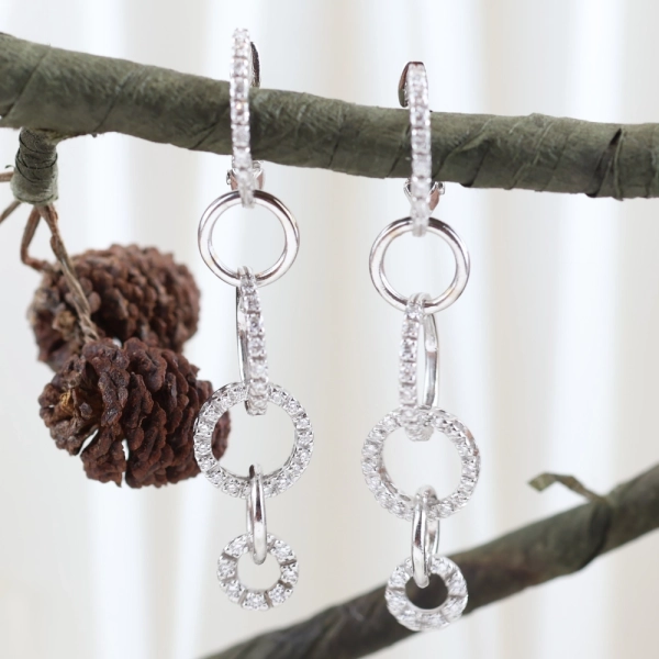 Pendientes largos de oro blanco 18K con diamantes talla brillante