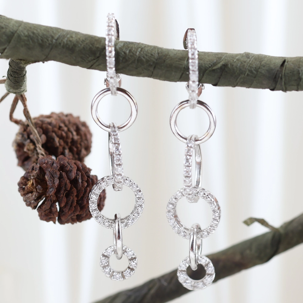 Pendientes largos de oro blanco 18K con diamantes talla brillante