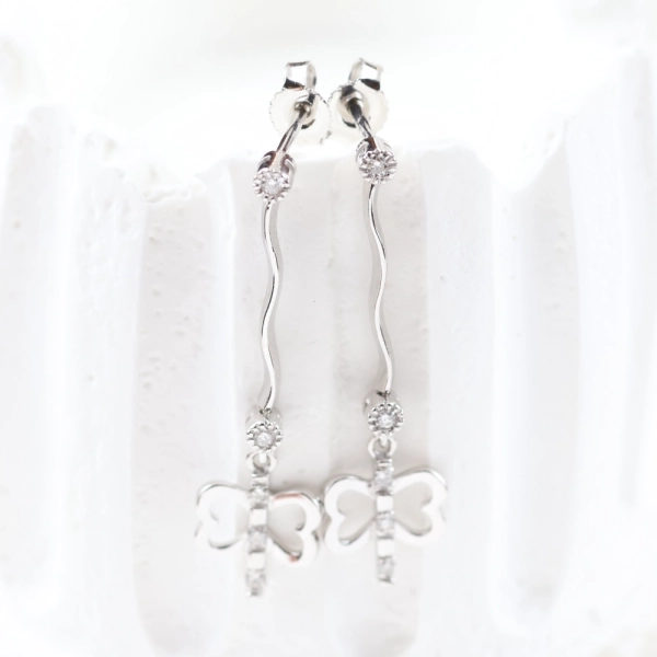 Pendientes largos mariposa con diamantes en oro blanco 18K