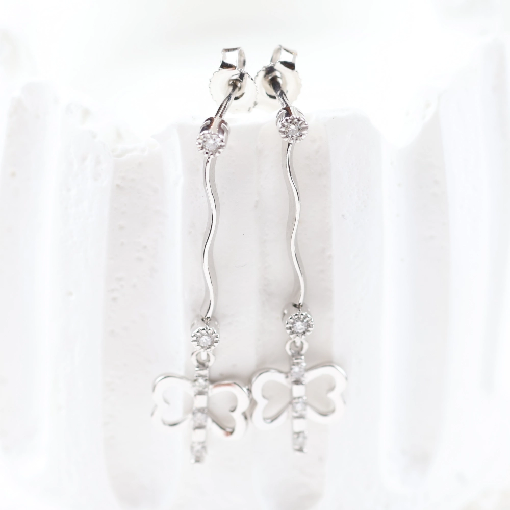 Pendientes largos mariposa con diamantes en oro blanco 18K