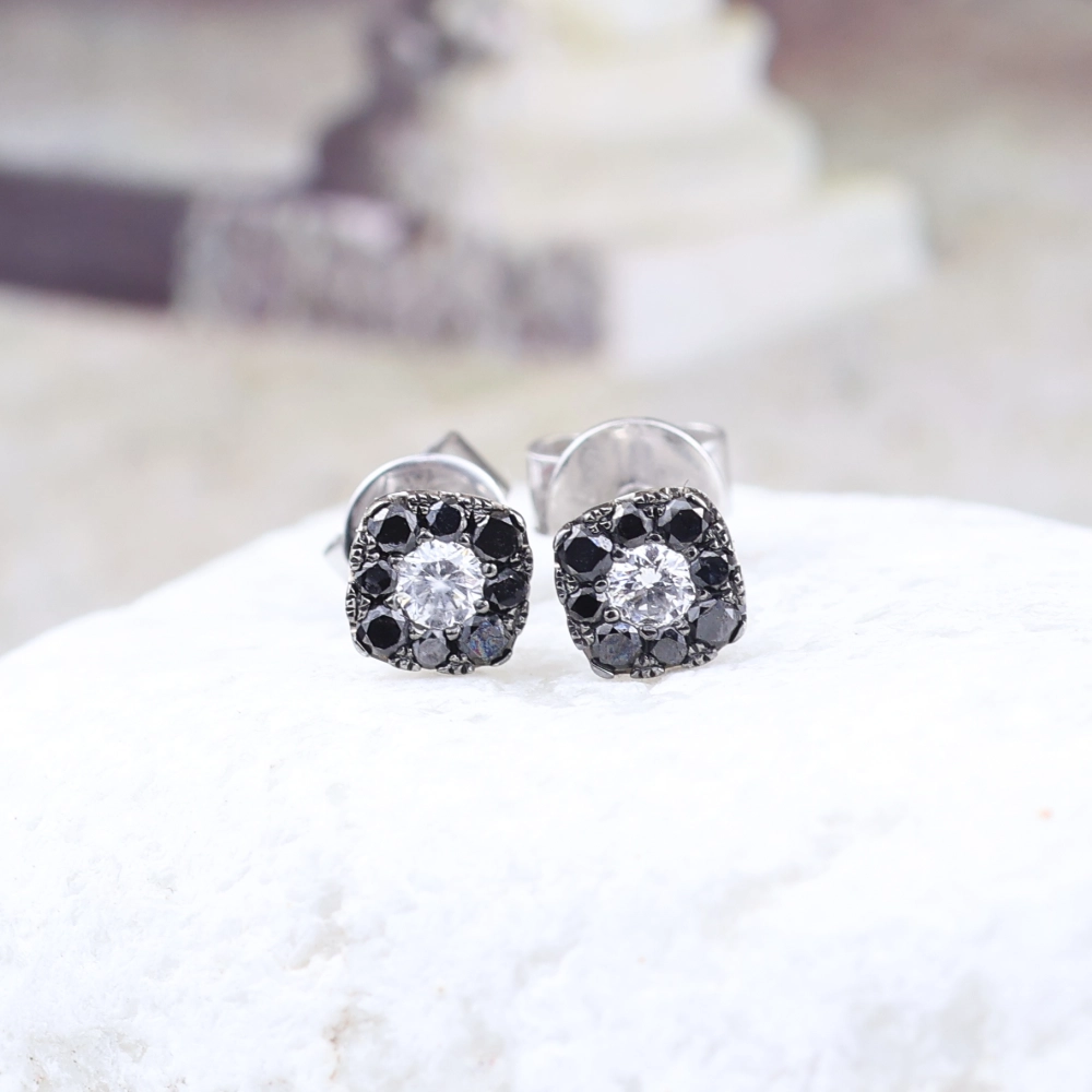 Pendientes roseta de diamantes negros e incoloros en oro blanco de 18K – 0,18 ct