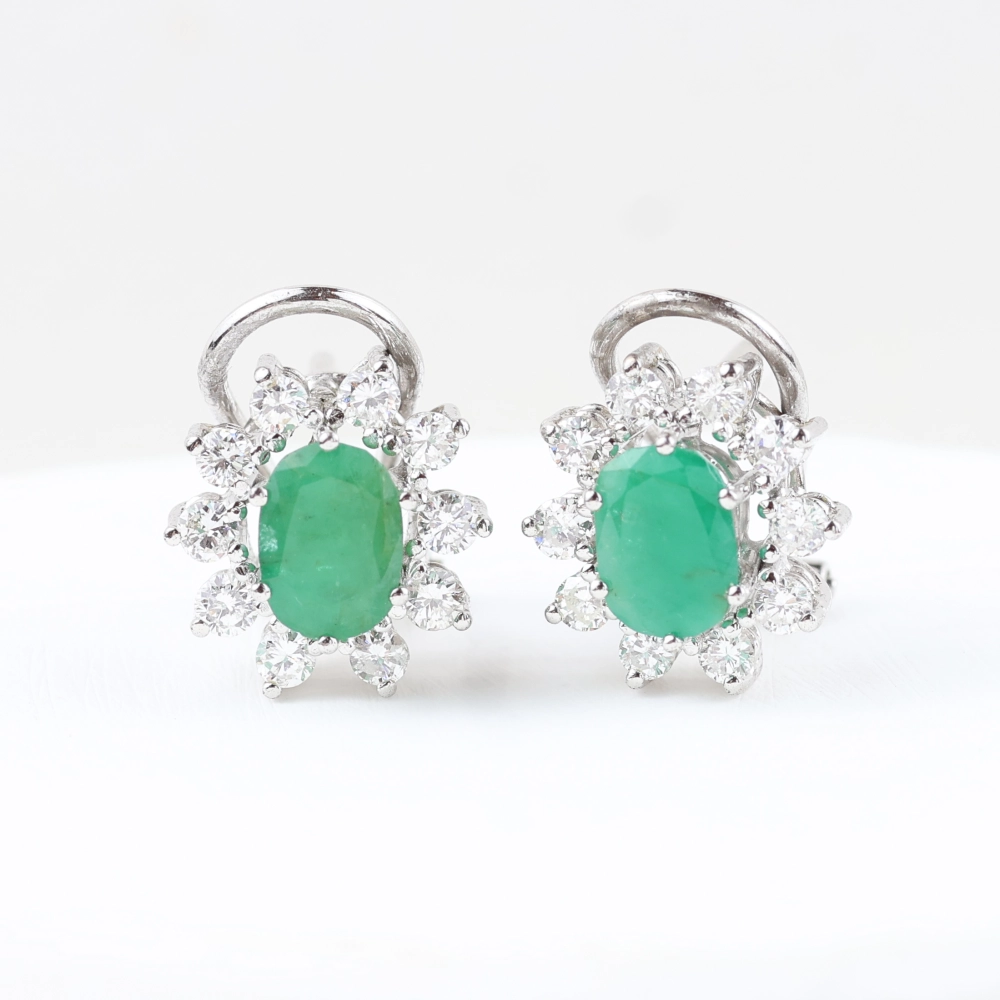 Pendientes roseta vintage de oro blanco con diamantes y esmeraldas