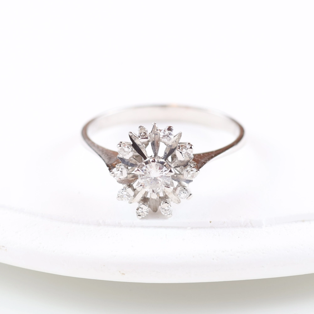 Roseta vintage de diamantes en oro blanco 18K