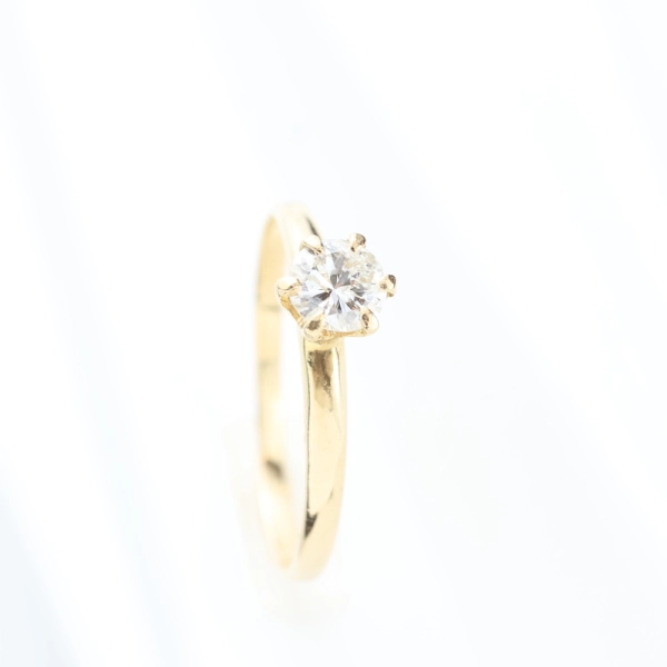 Solitario clásico con diamante talla brillante en oro amarillo 18K
