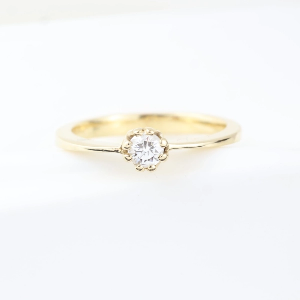 Solitario con diamante brillante en oro amarillo 18K