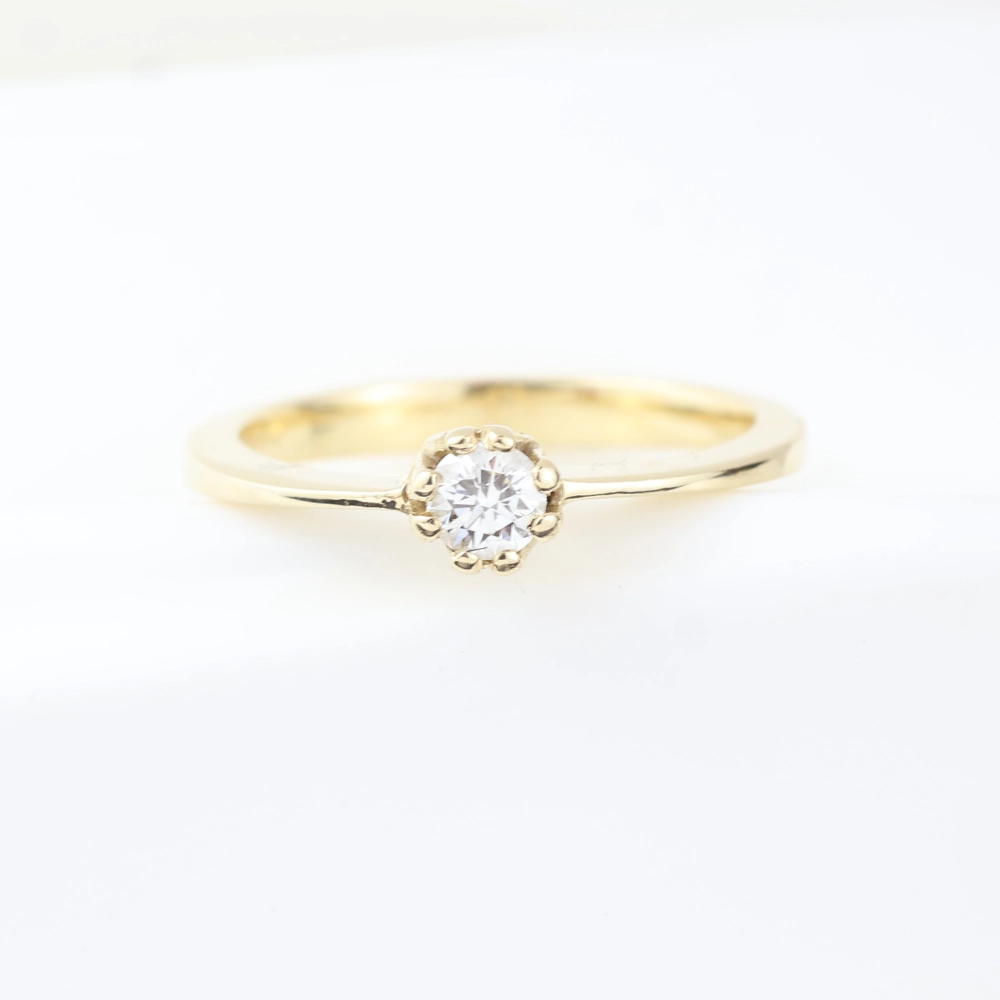 Solitario con diamante brillante en oro amarillo 18K