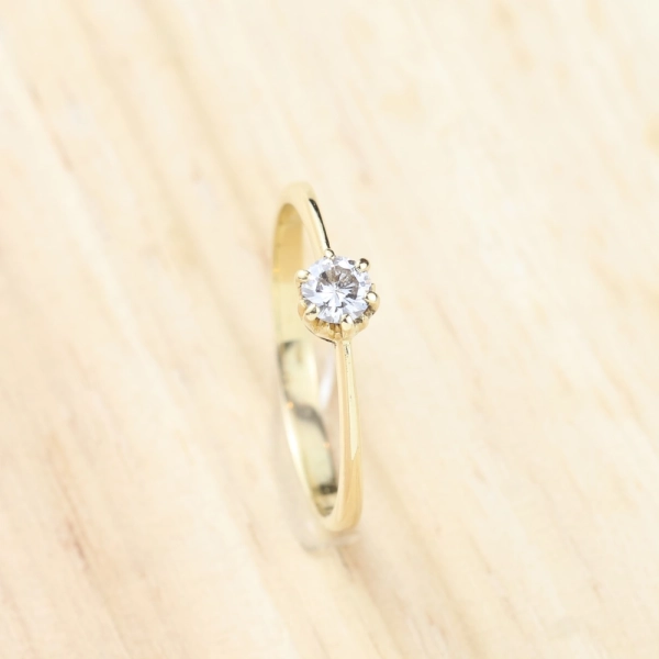 Solitario con diamante talla brillante en oro amarillo 18K