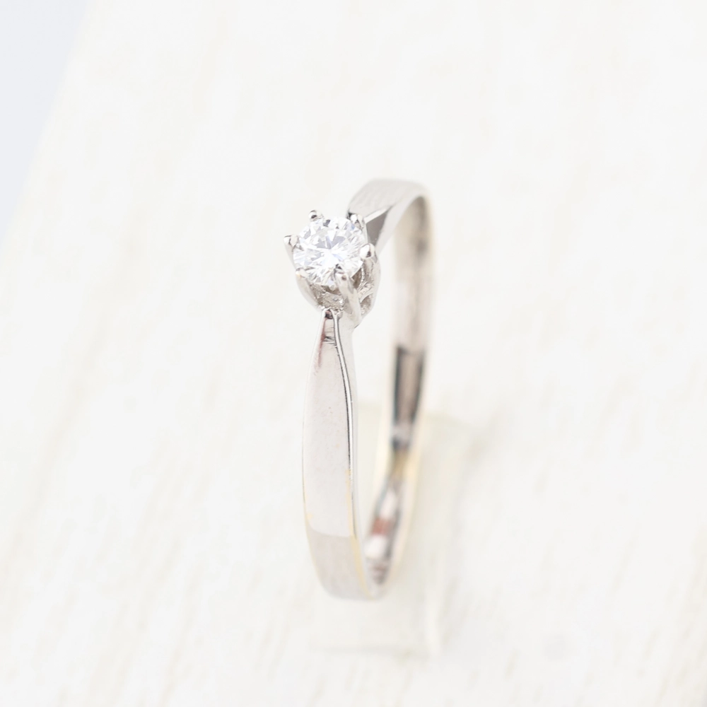 Solitario con diamante talla brillante en oro blanco 18K