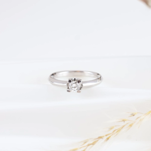 Solitario de diamante en oro blanco 18K