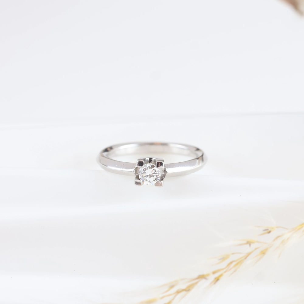 Solitario de diamante en oro blanco 18K