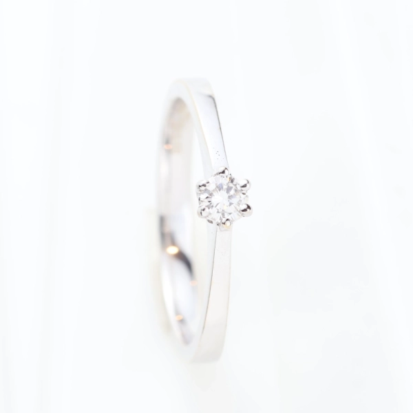 Solitario minimalista con diamante brillante en oro blanco 18K