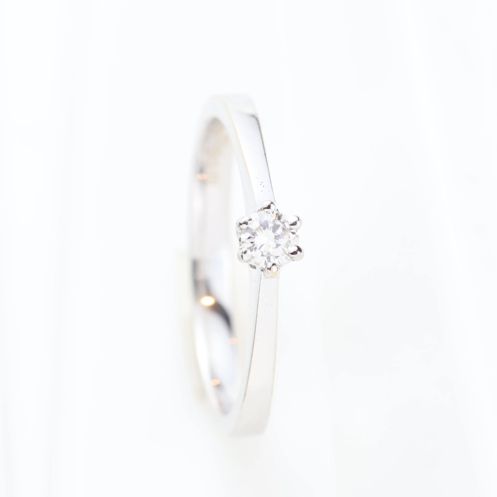Solitario minimalista con diamante brillante en oro blanco 18K